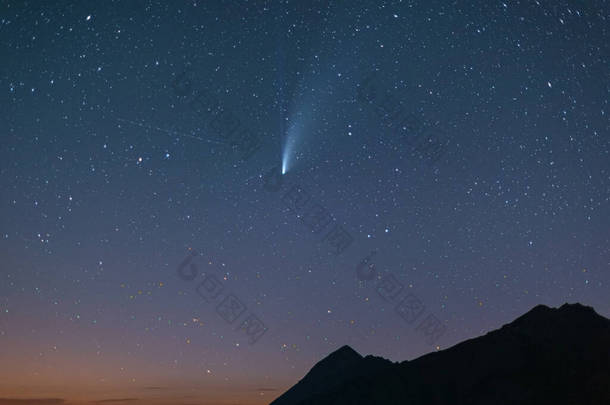 彗星Neowise的双尾在夜空中闪闪发光。Telephoto查看，两个星迹的细节。在2020年7月推出天文事件.