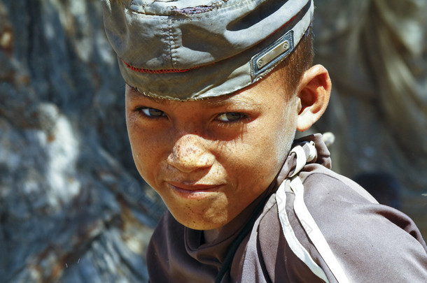 可爱的年轻快乐男孩-非洲<strong>贫困儿童</strong>的相片