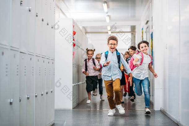 学生通过学校走廊运行