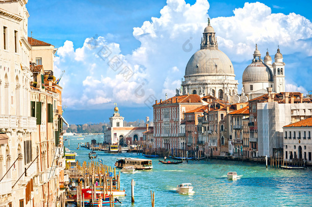 威尼斯的大运河视图和圣玛丽亚大教堂 della sa