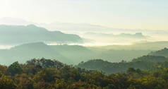 观天, 薄雾, 山观在清晨黎明前, 仰望山顶。清晨日出在高山上.