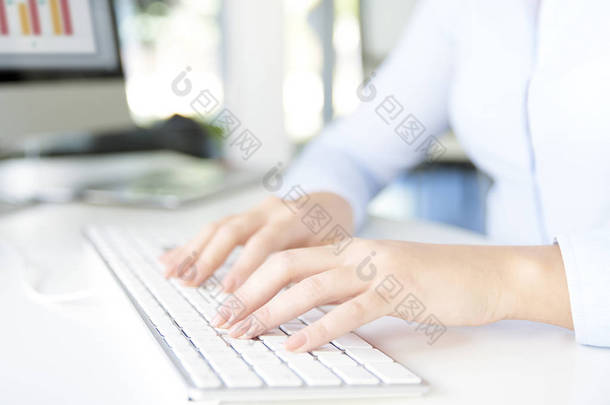 女人的手在她的电脑上<strong>打字</strong> 