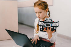 美丽的集中儿童编程 diy 机器人, 茎教育概念