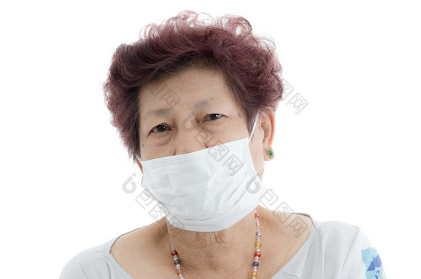亚洲高级妇女参与保护医疗面罩上白色.