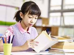 亚洲学生在教室里看书