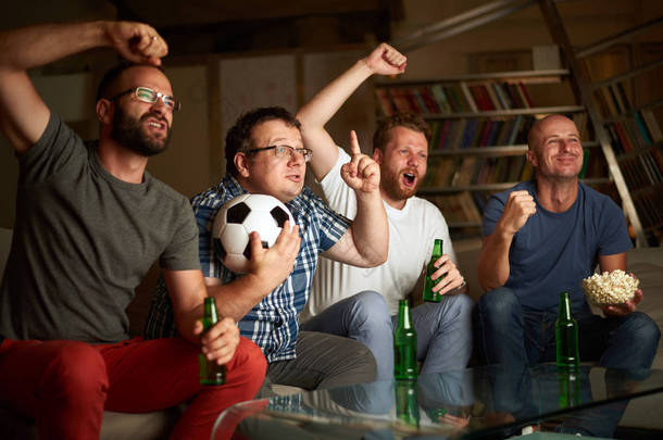 男人看足球