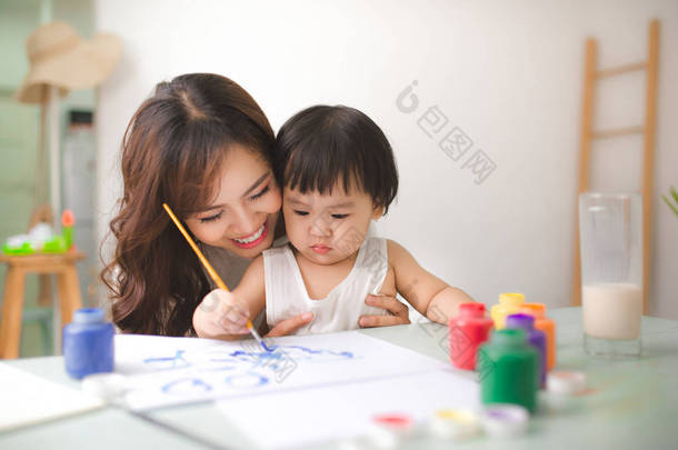 母亲和女儿<strong>绘画</strong>