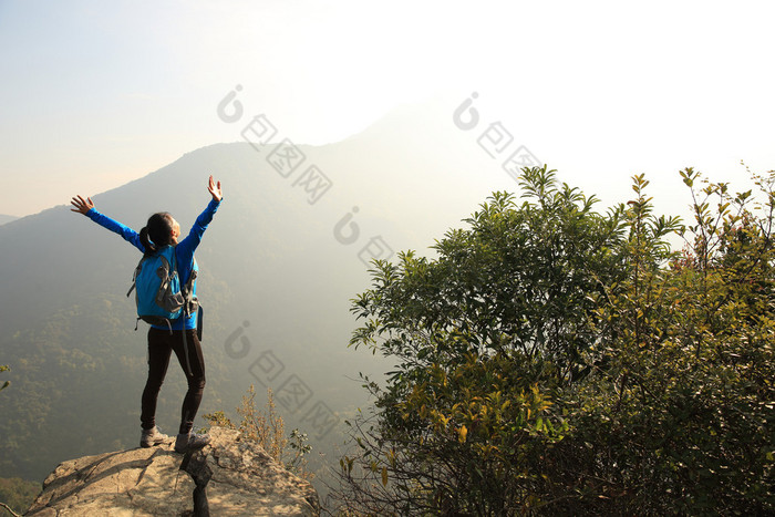 女人名徒步旅行者在山的顶峰