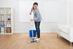 女人清洗的硬木地板