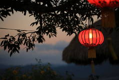 中国灯笼闪耀着新年的光芒, 挂着装饰