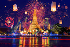 曼谷新年快乐新年倒计时烟花和灯笼在黎明寺, 泰国曼谷.