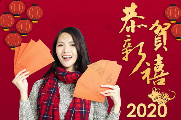 在新的一年里，亚洲女人露出红色的信封。