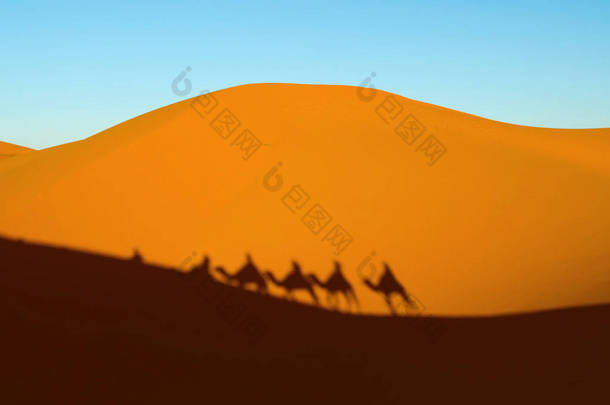 橙色沙丘和人骑<strong>骆驼剪影</strong> 