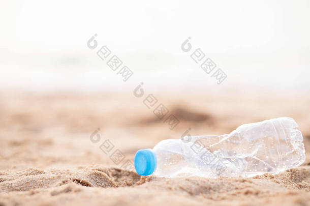 人类的废物把垃圾水瓶扔在<strong>沙滩</strong>上，导致海水腐烂，导致海水被污染。海滩垃圾环境破坏导致全球变暖。软焦点.