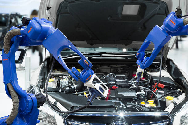 自动机器人扫描汽车部分引擎智能工厂，产业 4.0 概念