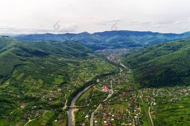 乌克兰 Yaremche 夏季的大山鸟瞰图.