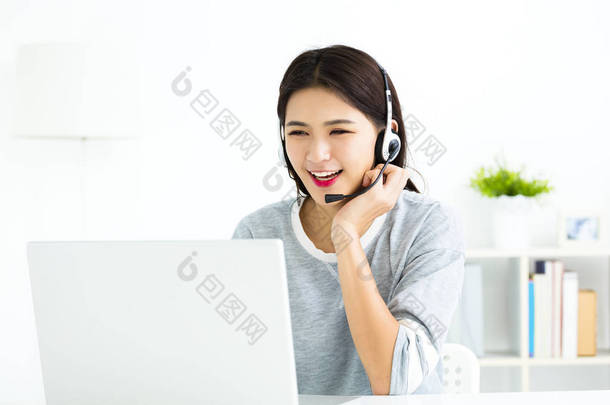 在视频通话谈线耳机与笔记本<strong>电脑</strong>的年轻女子