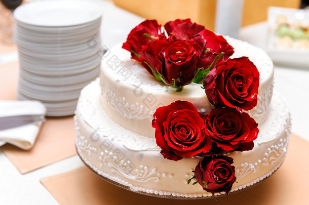 婚礼蛋糕装饰着红玫瑰