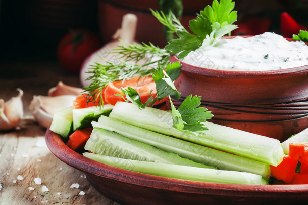 健康小吃：黄瓜棒、芹菜和胡萝卜，带牧场敷料