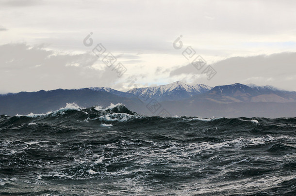 背景下的北海岸风暴高<strong>浪</strong>