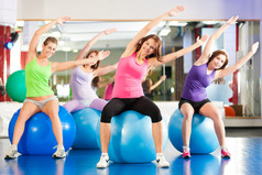 健身房健身妇女的培训和锻炼 