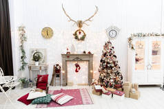 传统客厅与圣诞树和礼物