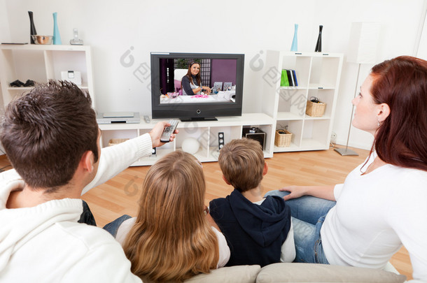 年轻的家庭，在家里<strong>看</strong>电视