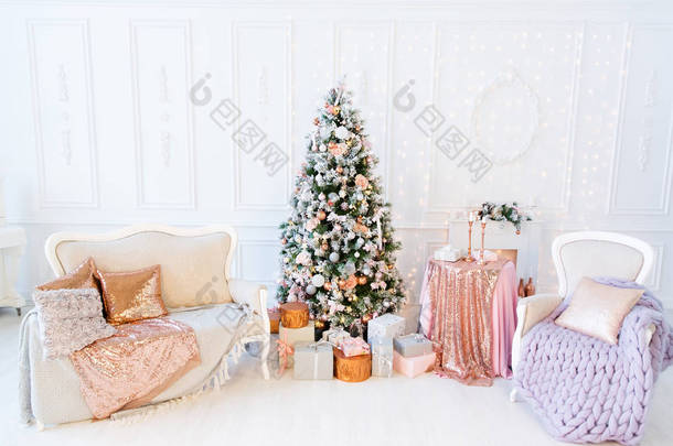 传统客厅与圣诞树和<strong>礼物</strong>