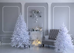 白色背景的圣诞装饰品。 萤火虫、蜡烛和巨大的白色圣诞树.