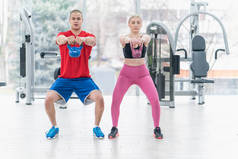 体育、 健身、 举重和培训理念-群有壶铃在健身房锻炼身体的人