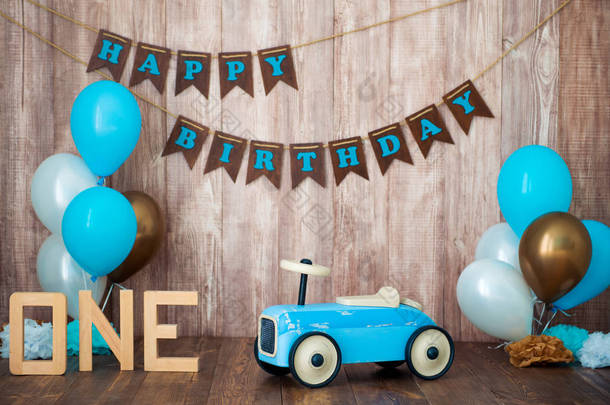 蓝色复古玩具车与氦气球在木<strong>背景</strong>上。<strong>儿童</strong>假日装饰的照片区为一个小男孩。<strong>生日</strong>快乐, 1年.