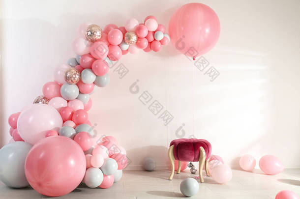 <strong>派对</strong>用彩色气球装饰的房间