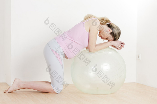 孕妇用球做运动