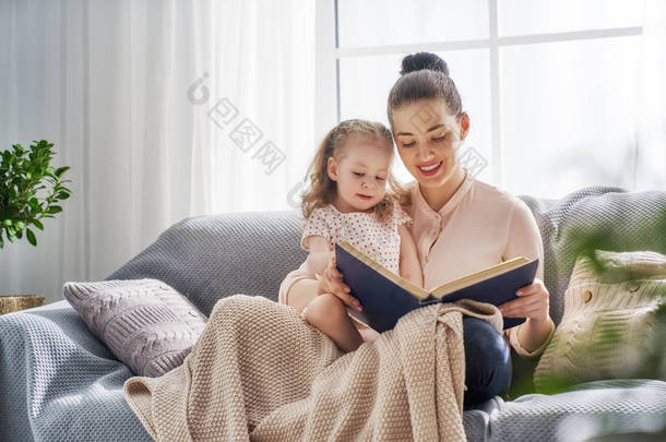 妈妈和孩子读一本书