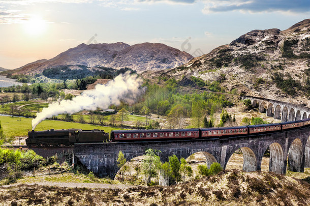 与詹姆斯<strong>蒸汽</strong>火车对湖落日苏格兰格兰芬兰铁路高架桥