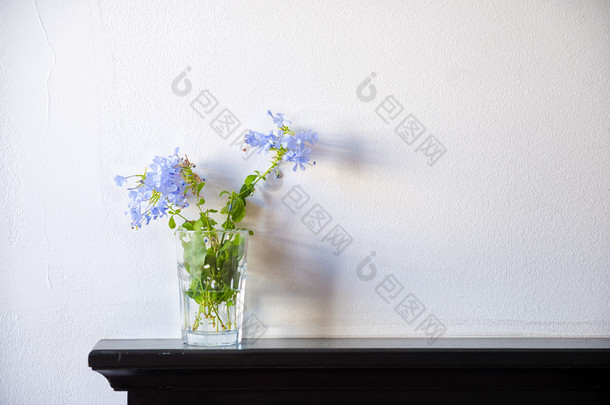蓝花木制甲板在桌上的温柔花束 