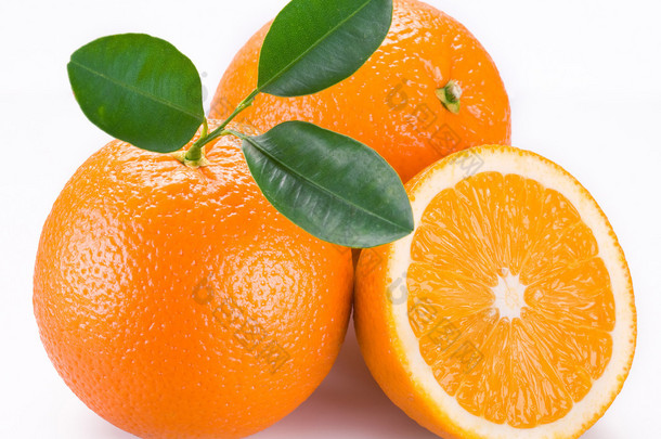 白色背景的橙子果.