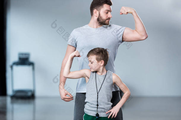 男孩和年轻人<strong>展示</strong>肌肉 