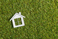 白皮书房子的最高视图上的绿草, 能源效率在家里的概念