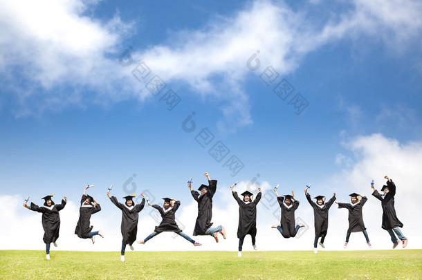大学生庆祝毕业和快乐地跳起来