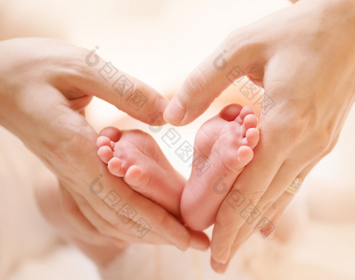 小刚出生的婴儿脚在雌鼠心脏形手特写
