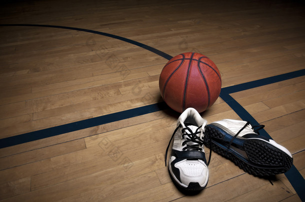 篮球场有球和鞋子