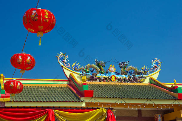 在蓝色天空背景下的中国红纸灯笼 