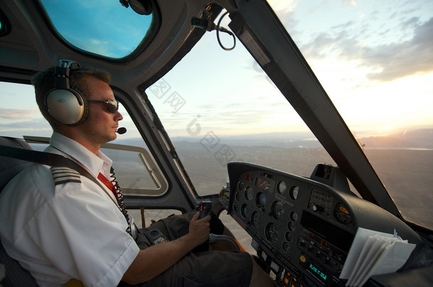 在日落时大约在拉斯维加斯，美国人飞行员直升机到大峡谷.