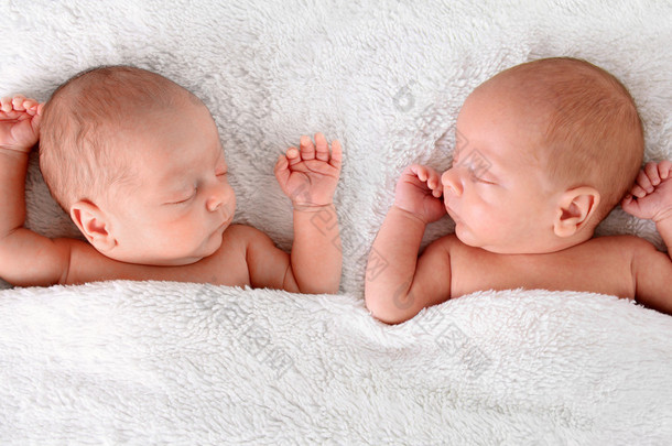 睡觉刚出生的双胞胎