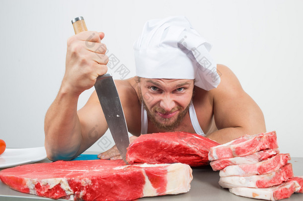 厨师在用大块的肉在桌子上睡的特写镜头