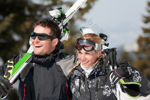 情侣滑雪度假