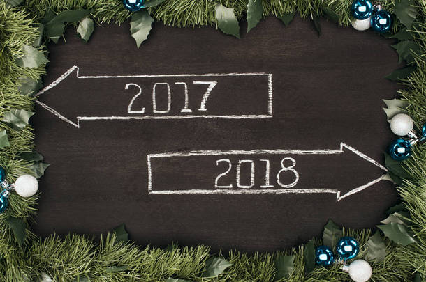 顶部视图 2017年, 2018 年标志与圣诞节装饰在黑暗的木表面周围
