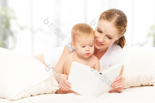 母亲前阅读本书婴儿躺在床上睡着