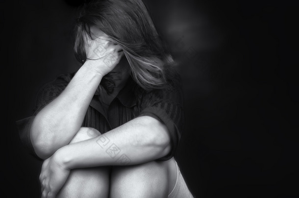 年轻女人在哭家庭暴力